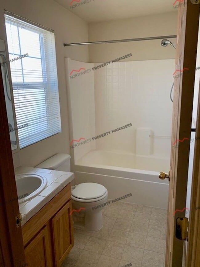 Building Photo - r95