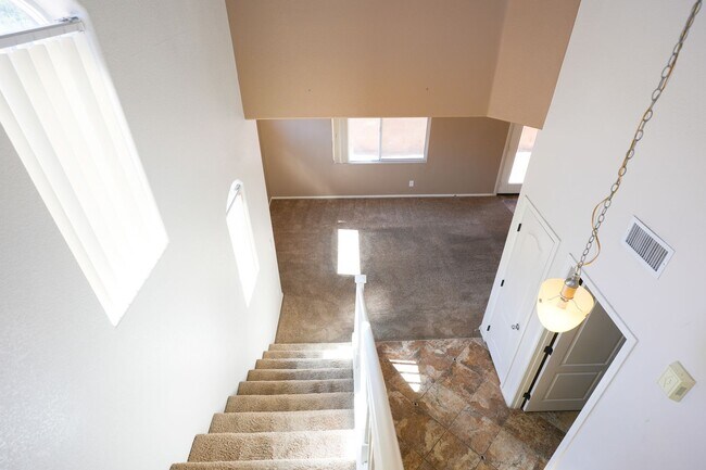 Building Photo - 3 Bed / 2.5 Bath Townhome with Loft, 2 Car Garage & Spacious Backyard – Southern Highlands