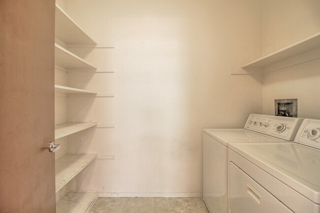 Building Photo - Spacious 1 Bedroom Loft at Ryland Mews
