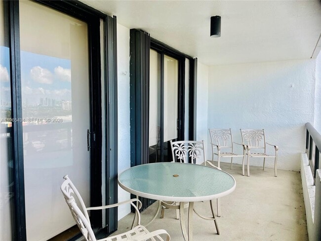 Building Photo - 2555 Collins Ave