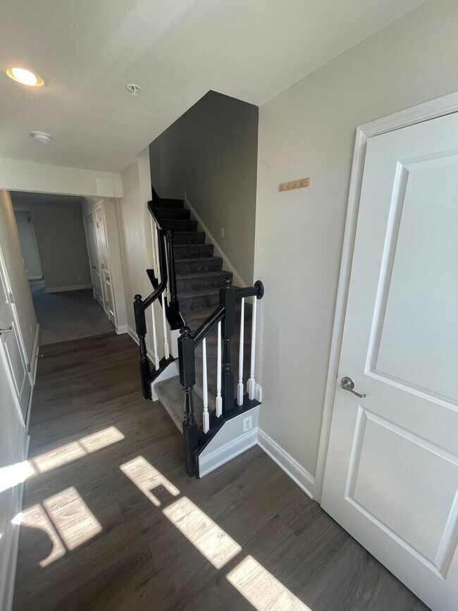 Building Photo - End of unit townhome in Trails at Beech Cr...