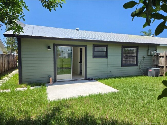 Building Photo - 4508 SE Salvatori Rd