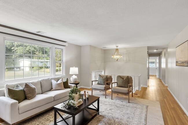 Building Photo - 1022 Pleasant St