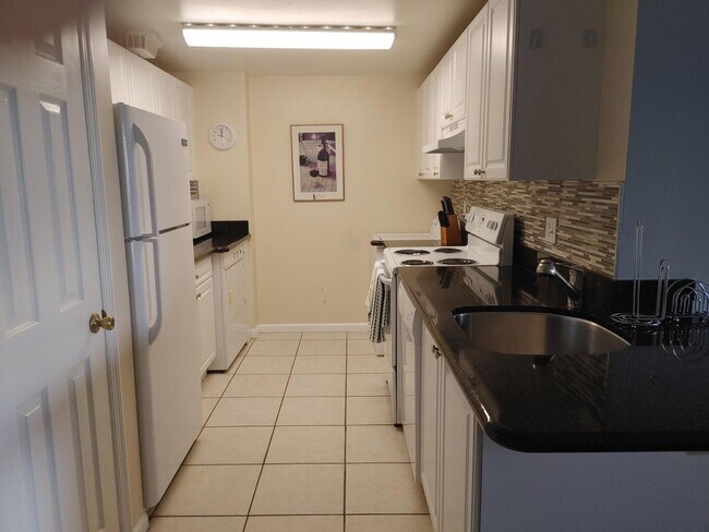 Building Photo - 2100 Greenview Shores Blvd