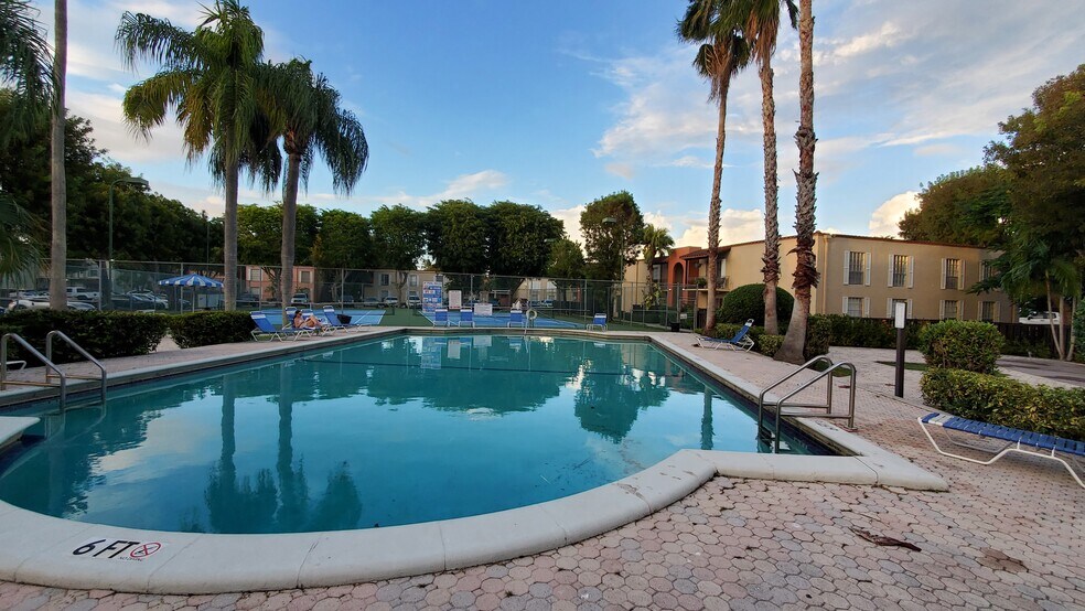 Building Photo - 10738 N Kendall Dr