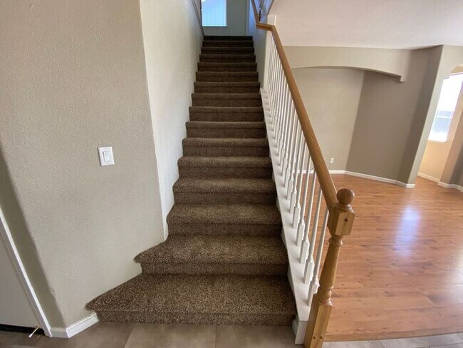 Building Photo - NW Reno 4 Bedroom Home - Mountain Views