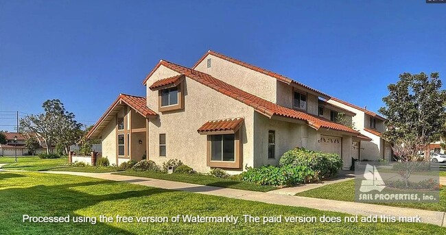 Primary Photo - Modern La Cuesta Corner Townhome Near Down...