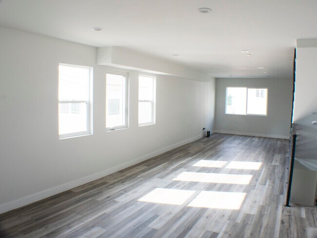 Living Room - 2106 Hauser Blvd