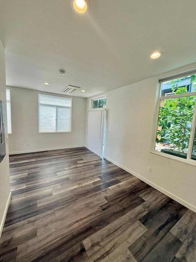 Building Photo - Spacious 8-Bedroom Ravenna Home Near UW & U Village – Perfect for Shared Living