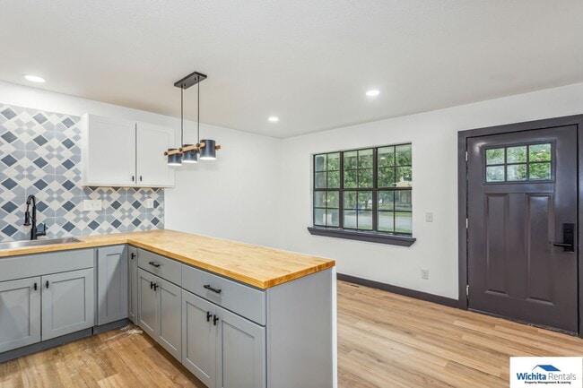 Building Photo - 2 bedroom 2 bath home