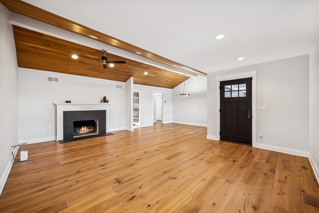 Building Photo - 525 W Deerpath Rd