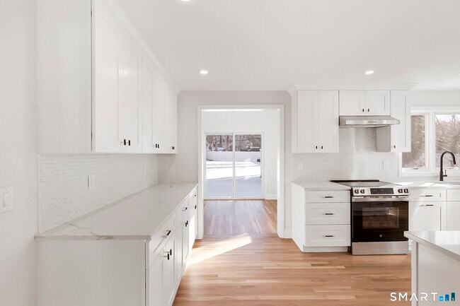 Building Photo - 10 Greenwood Ave