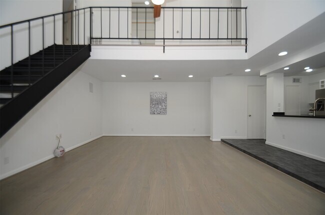 Building Photo - 5524 Beverly Hill St