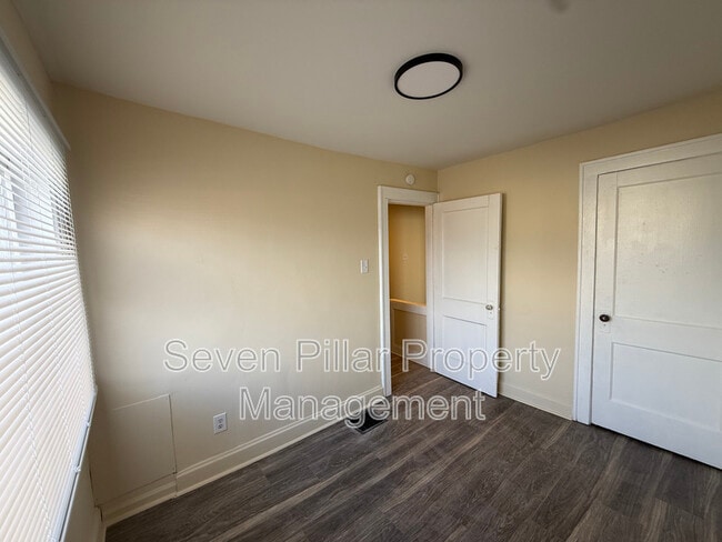 Building Photo - 1042 E 16th Ave