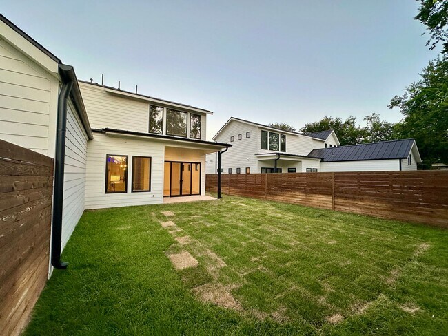 Building Photo - Valley View Villas