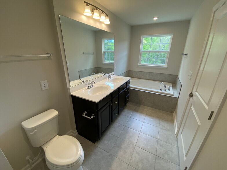 Building Photo - 4843 Randall Rd