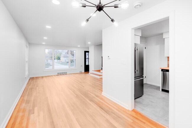 Building Photo - 148 Roselawn Ave NE