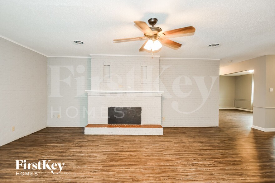 Building Photo - 1020 Mary Dr