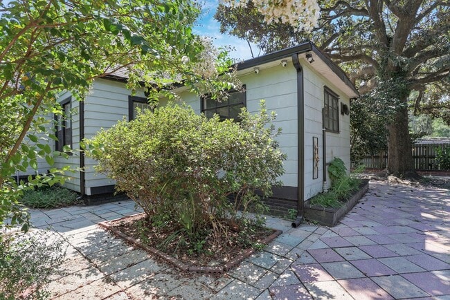 Building Photo - Charming bungalow downtown