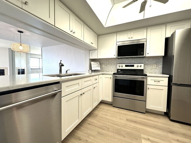 Building Photo - Gorgeous Updated Tierra Verde Annual Unfurnished Waterfront Condo 2/2 w/Garage