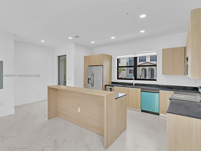 Building Photo - 6130 SW 36th Ct