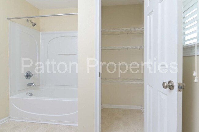 Building Photo - Rosewood Hills Home