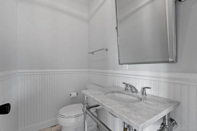 Building Photo - 490 Montauk Hwy