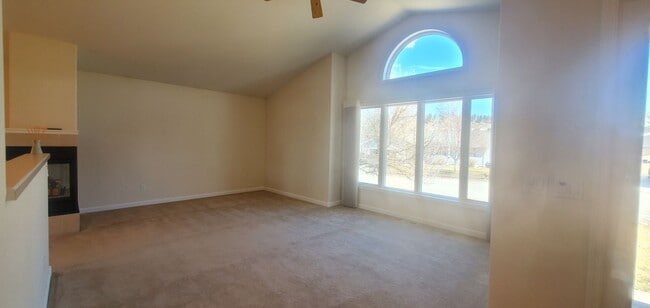Building Photo - Large 5 bedroom 3 bathroom home!