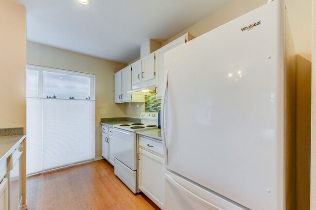 Building Photo - Commute-Friendly, Top-Floor, Totally Comfortable