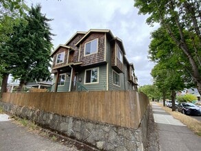 Building Photo - Great 6 bed, 6 bath Duplex Unit in North Portland with Laundry, Patio