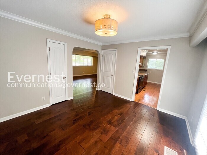Building Photo - 5526 Crestview Dr