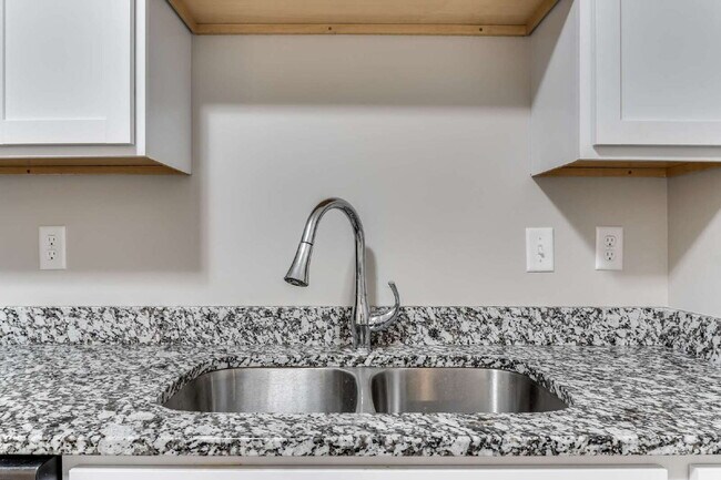 Building Photo - "Charming 3-Bedroom Duplex Retreat with 2 Full Baths in Wichita – 1190 Sq Ft of Comfort!"