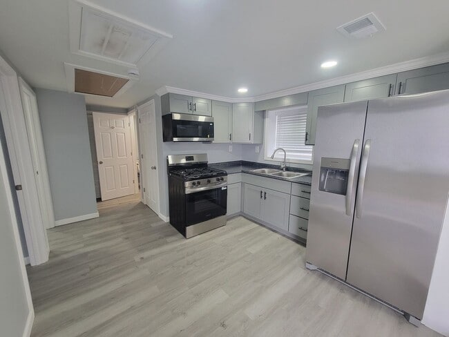 Building Photo - 2BR/1BA Fully Remodeled