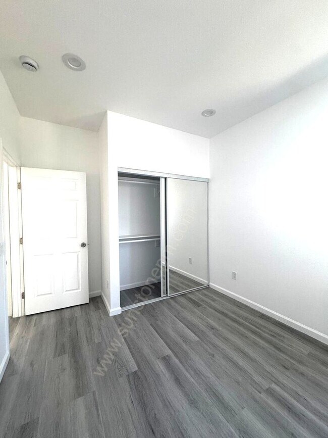 Building Photo - 696 E 9th St