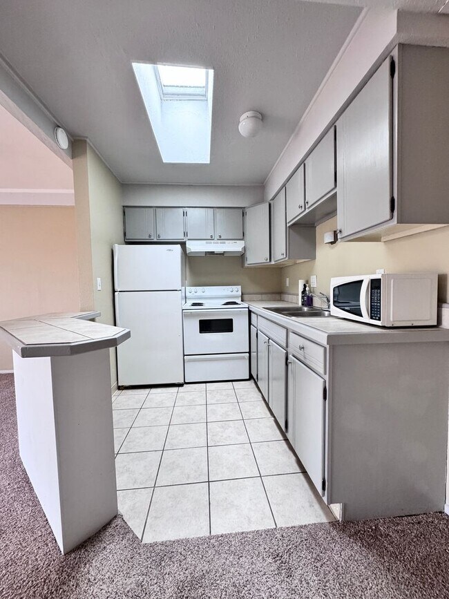 Building Photo - Cute 1 Bedroom-2nd floor Condo in Windsor