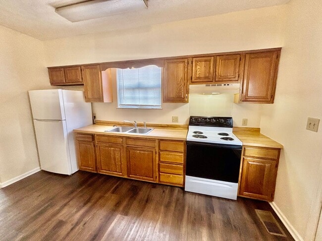 Building Photo - 2 Bedroom Duplex within walking distance o...
