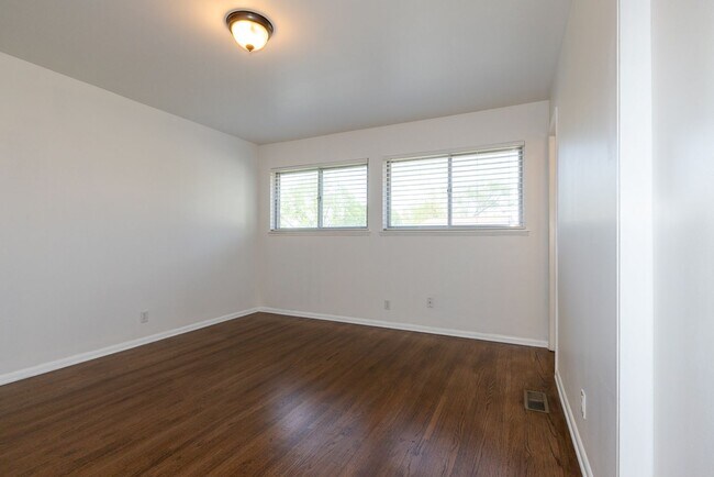 Building Photo - 3 Bed 1.5 Bath in Great Midtown Location!