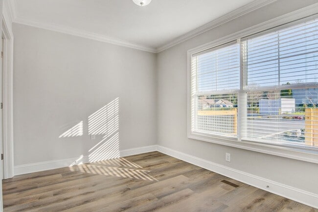 Building Photo - Modern 2-Bed, 2-Bath Single-Level Townhome in Conover – Pet-Friendly Community!