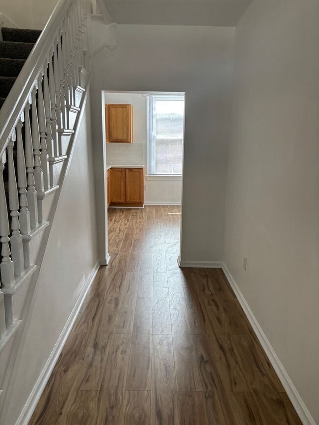 Building Photo - 814 W Beverley St