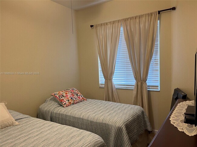 Building Photo - 3500 Oaks Clubhouse Dr