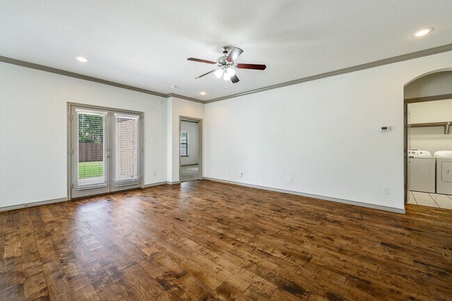 Building Photo - * MOVE IN SUMMER 7/17/2027 * 6 Bed 4 Bath  Family Home Your Own Private Backyard