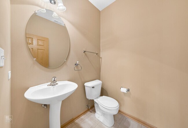 Building Photo - Two Story Two Bedroom Townhouse in Oswego