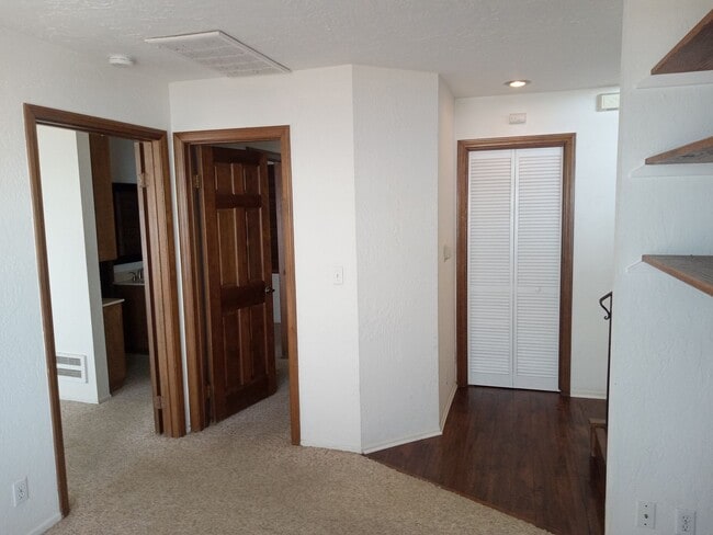 Building Photo - Fabulous 3 bedroom 2 bath tri-level home w...