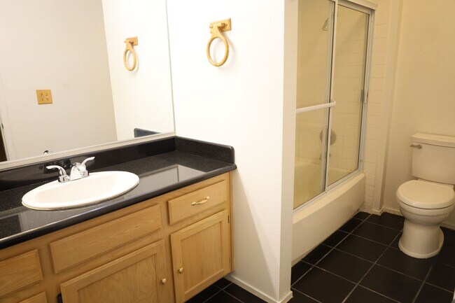 Building Photo - Lovely One Bedroom One Bathroom Apartment!