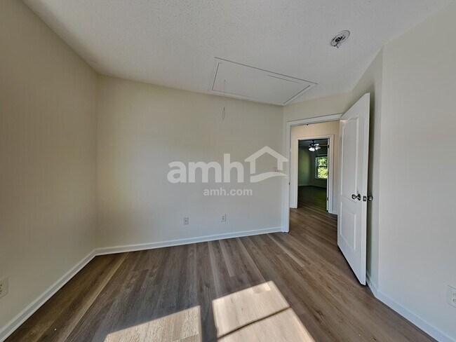 Building Photo - 190 English Hills Dr