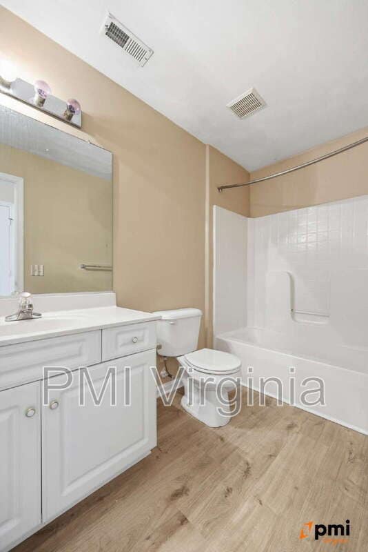 Building Photo - 1002 Nicklaus Dr