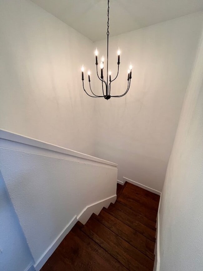 Building Photo - 3 bed 1.5 bath 2 story condo in Park Place...