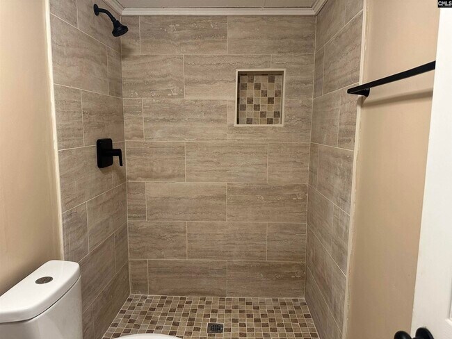 Building Photo - 221 Bentgrass Ln