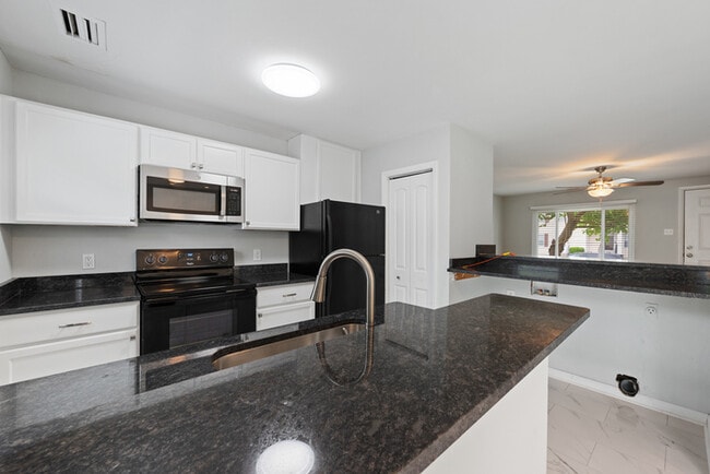 Building Photo - 253 Greenbrier Ave