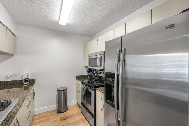 Building Photo - 1 SE 12th St